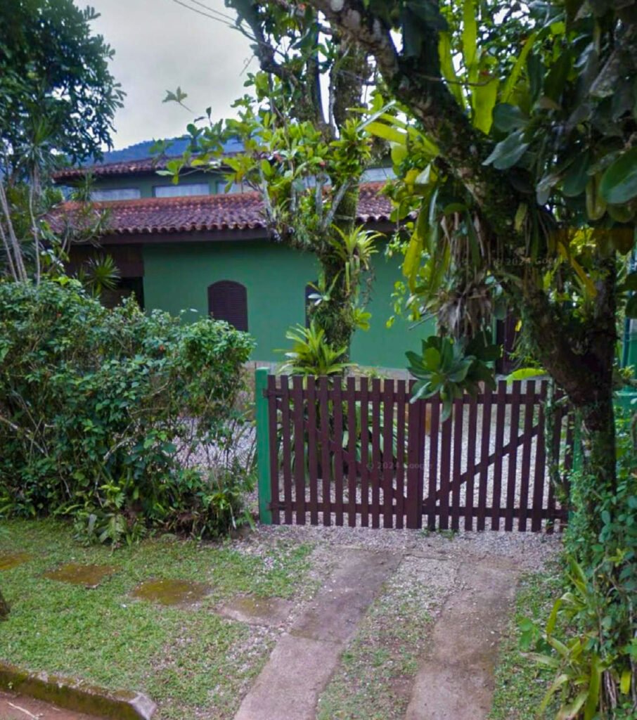 casa-pandora-itamambuca-frente-da-casa-saida-rua-7-calcada